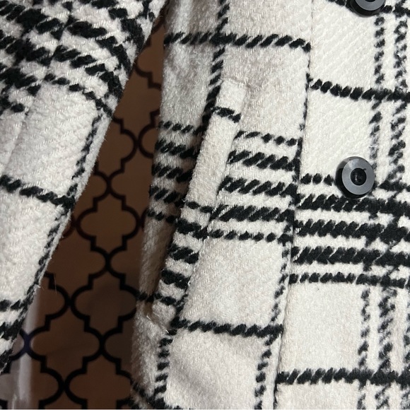 Fully lined double breasted buffalo plaid coat. - Picture 6 of 7